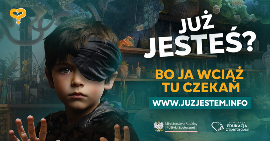 Chłopiec z zasłoniętym jednym okiem stoi za szybą i patrzy w stronę odbiorcy. Grafika promuje kampanię zachęcającą do rodzicielstwa zastępczego i zwraca uwagę na dzieci oczekujące na rodzinę.